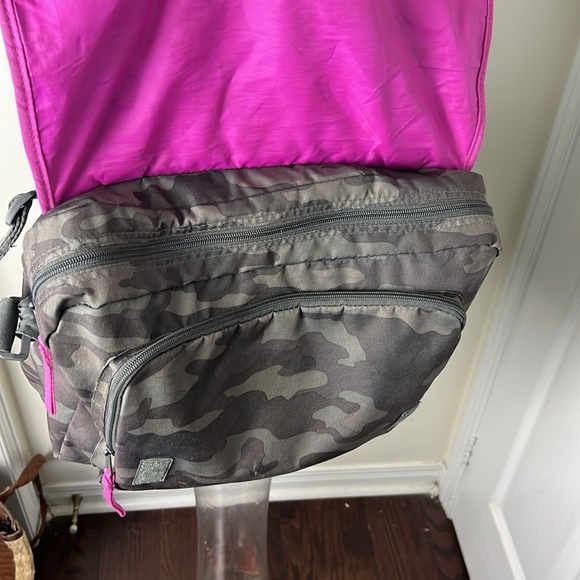 Gap Camo Shoulder Messenger Bag - Picture 6 of 11